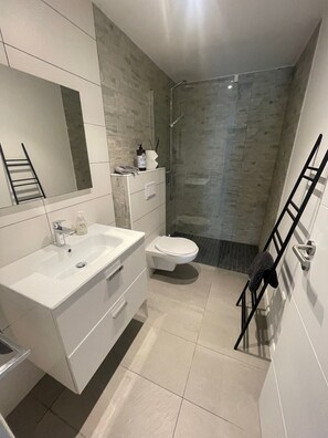 Toallas, jabón, shampoo, papel de baño 
