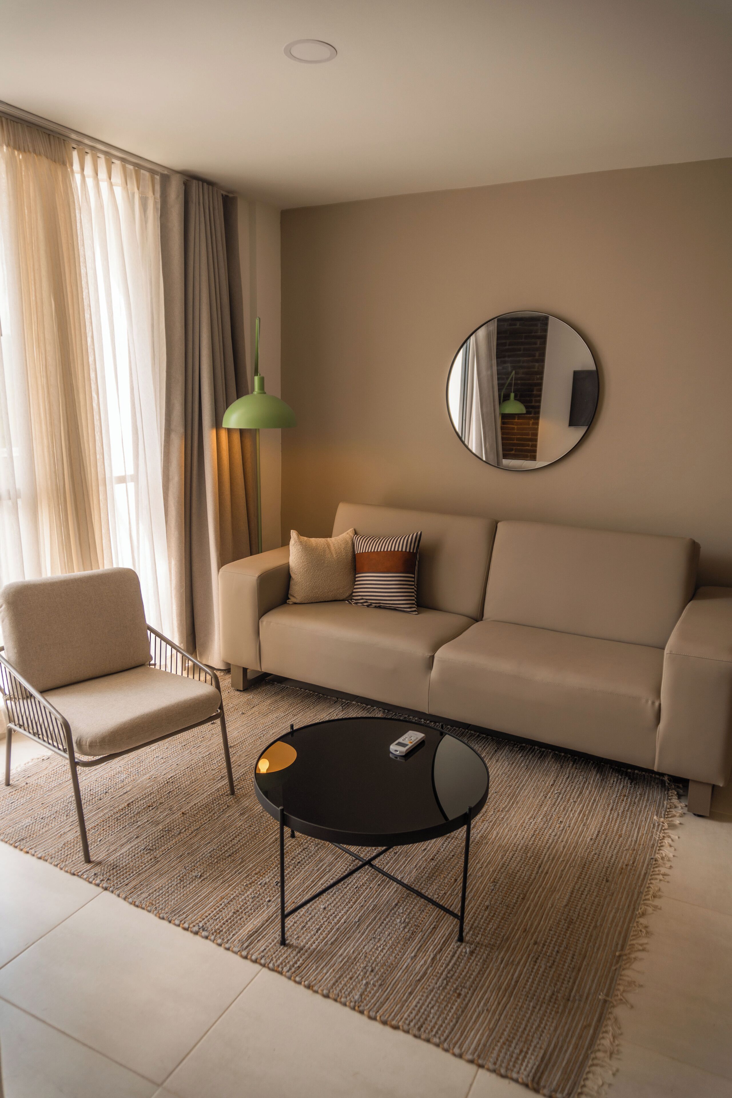 Deluxe suite | Woonruimte | Een 55-inch smart-tv met kabelzenders, Netflix en streamingdiensten