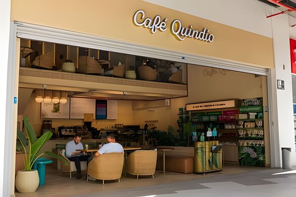 Outdoor dining - Cerritos Premium Tower & Mall (Pereira)