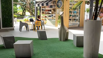 Deluxe Apartment | Outdoor dining