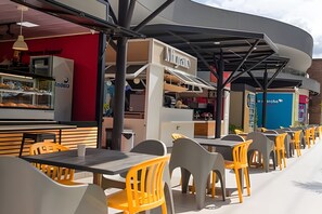 Outdoor dining - Cerritos Premium Tower & Mall (Pereira)