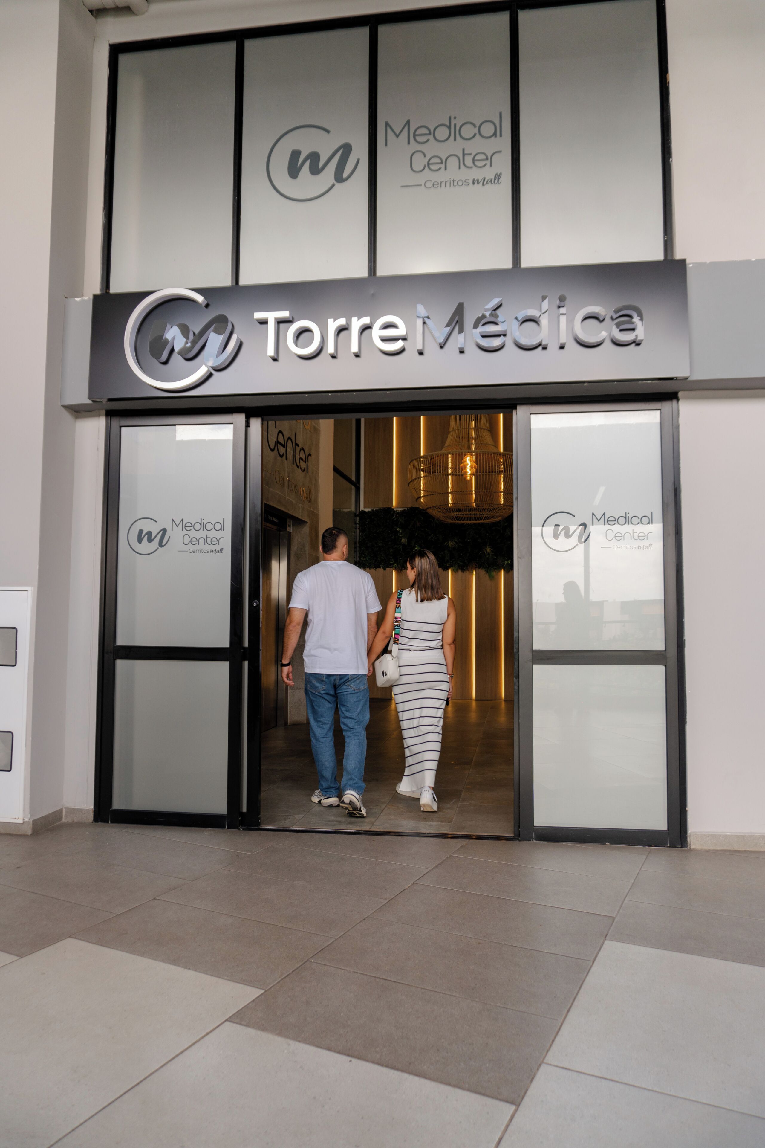 L’entrée d’un centre médical, avec une enseigne indiquant « Torremedica » et « Centre médical ».