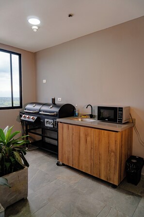55-inch Smart TV with cable channels, Netflix, streaming services - Cerritos Premium Tower & Mall (Pereira)
