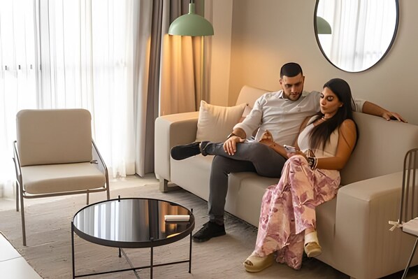 Deluxe appartement | Woonruimte | Een 55-inch smart-tv met kabelzenders, Netflix en streamingdiensten