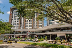 Front of property - Cerritos Premium Tower & Mall (Pereira)