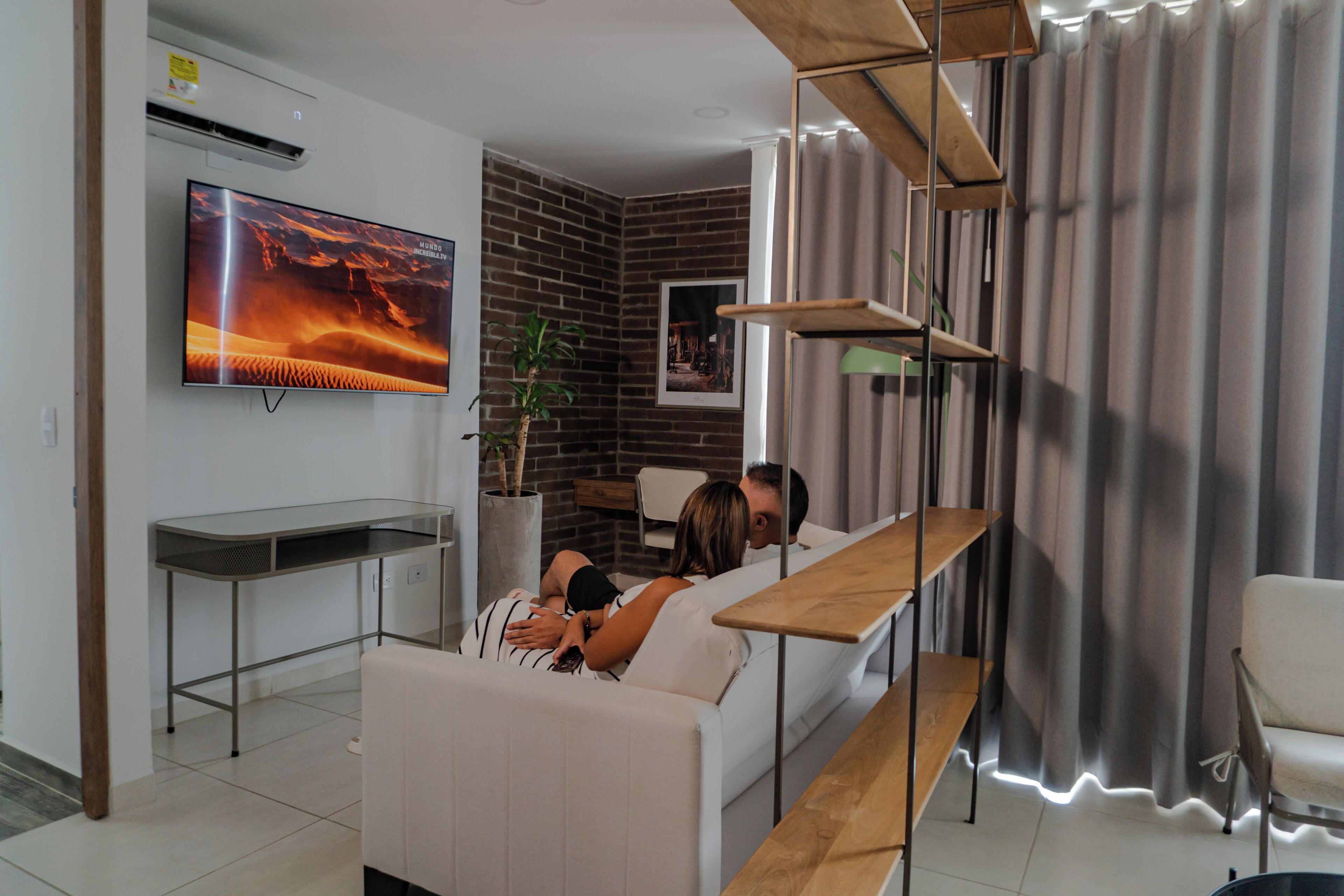 Deluxe appartement | Woonruimte | Een 55-inch smart-tv met kabelzenders, Netflix en streamingdiensten