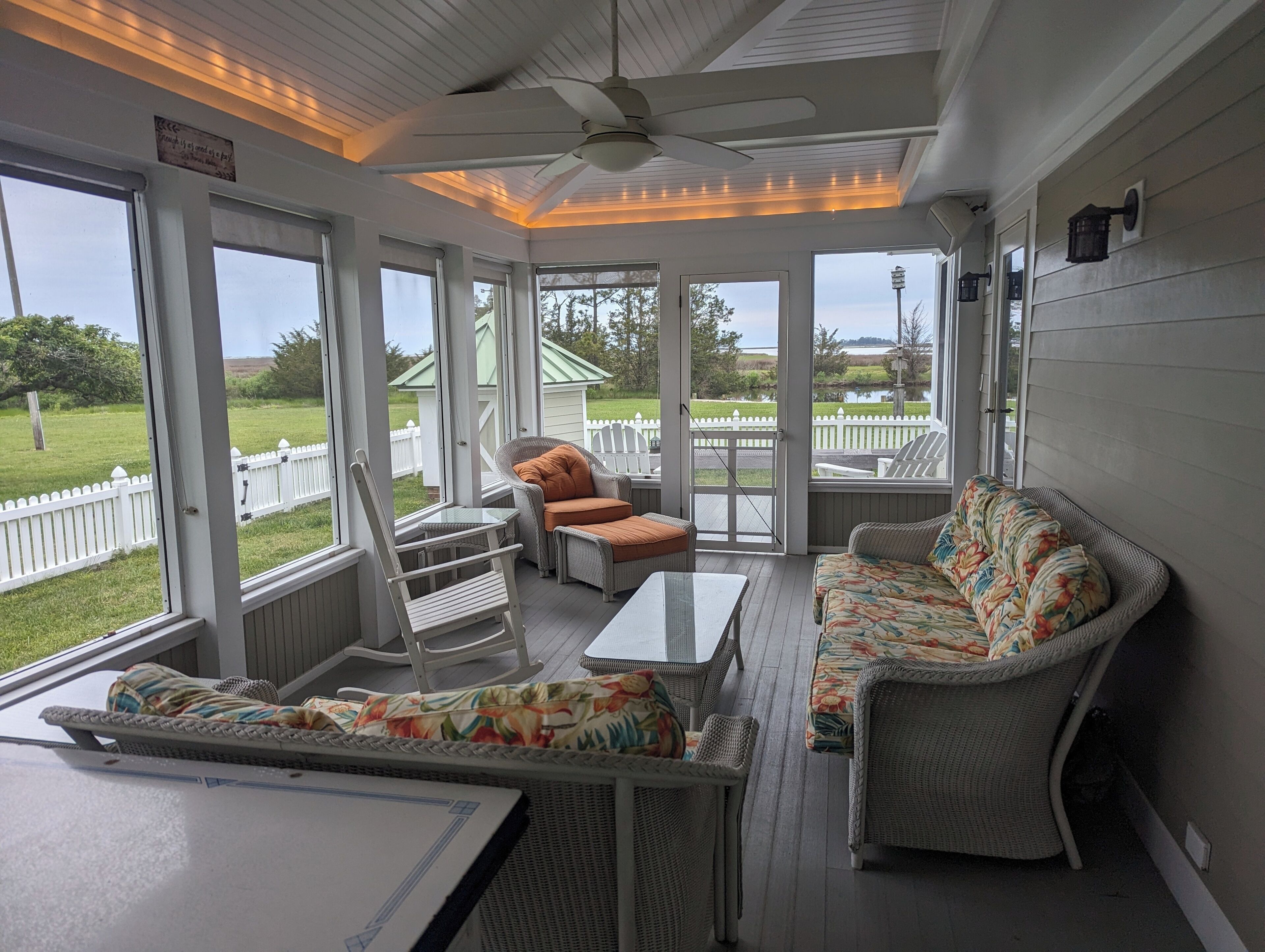 Älytelevisio, takka, kirjoja