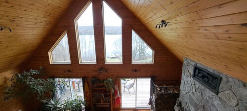 Magnetawan River beauty, located on 10 acres very peaceful and private. 