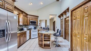 Superior House, Mountain View | Private kitchen | High chair