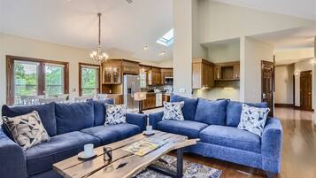 Superior House, Mountain View | Living room