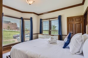 Superior House, Mountain View | 3 bedrooms, blackout drapes, iron/ironing board, free WiFi