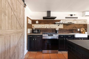 Microondas, horno, parrilla de estufa y lavavajillas 