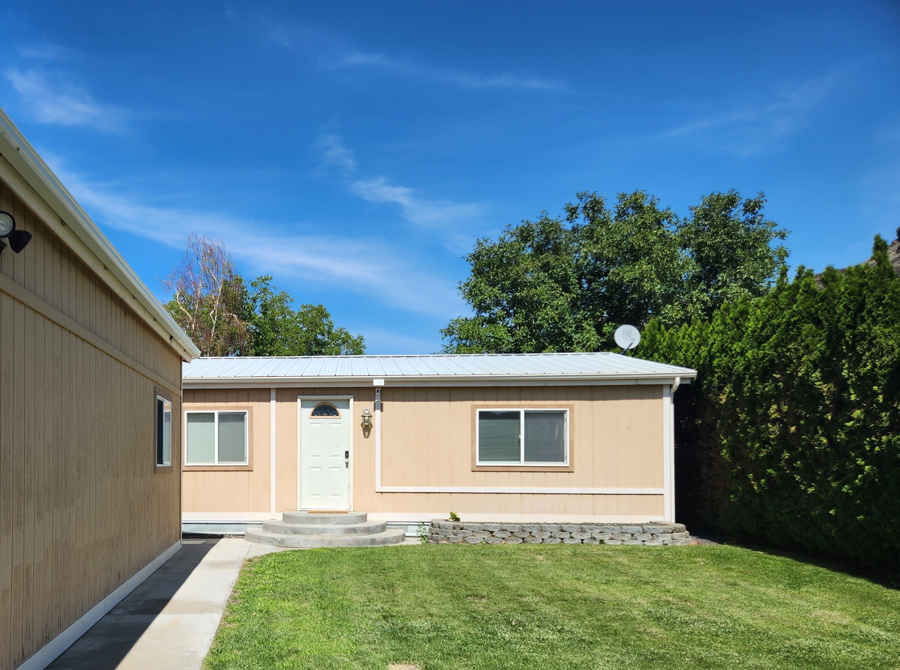 Cozy 2 bedroom Sunland home with private yard 6 miles from the Gorge