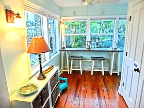 Interior - Swim Mat, Kayaks, Fire Pit! PET FRIENDLY - Sunfish Cove - Weeki Wachee River (Weeki Wachee)