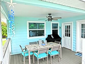 Outdoor dining - Swim Mat, Kayaks, Fire Pit! PET FRIENDLY - Sunfish Cove - Weeki Wachee River (Weeki Wachee)