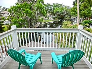 Property grounds - Swim Mat, Kayaks, Fire Pit! PET FRIENDLY - Sunfish Cove - Weeki Wachee River (Weeki Wachee)