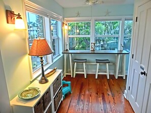 Interior - Swim Mat, Kayaks, Fire Pit! PET FRIENDLY - Sunfish Cove - Weeki Wachee River (Weeki Wachee)