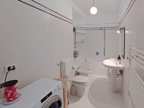 Haartrockner, Bidet, Handtücher, Seife