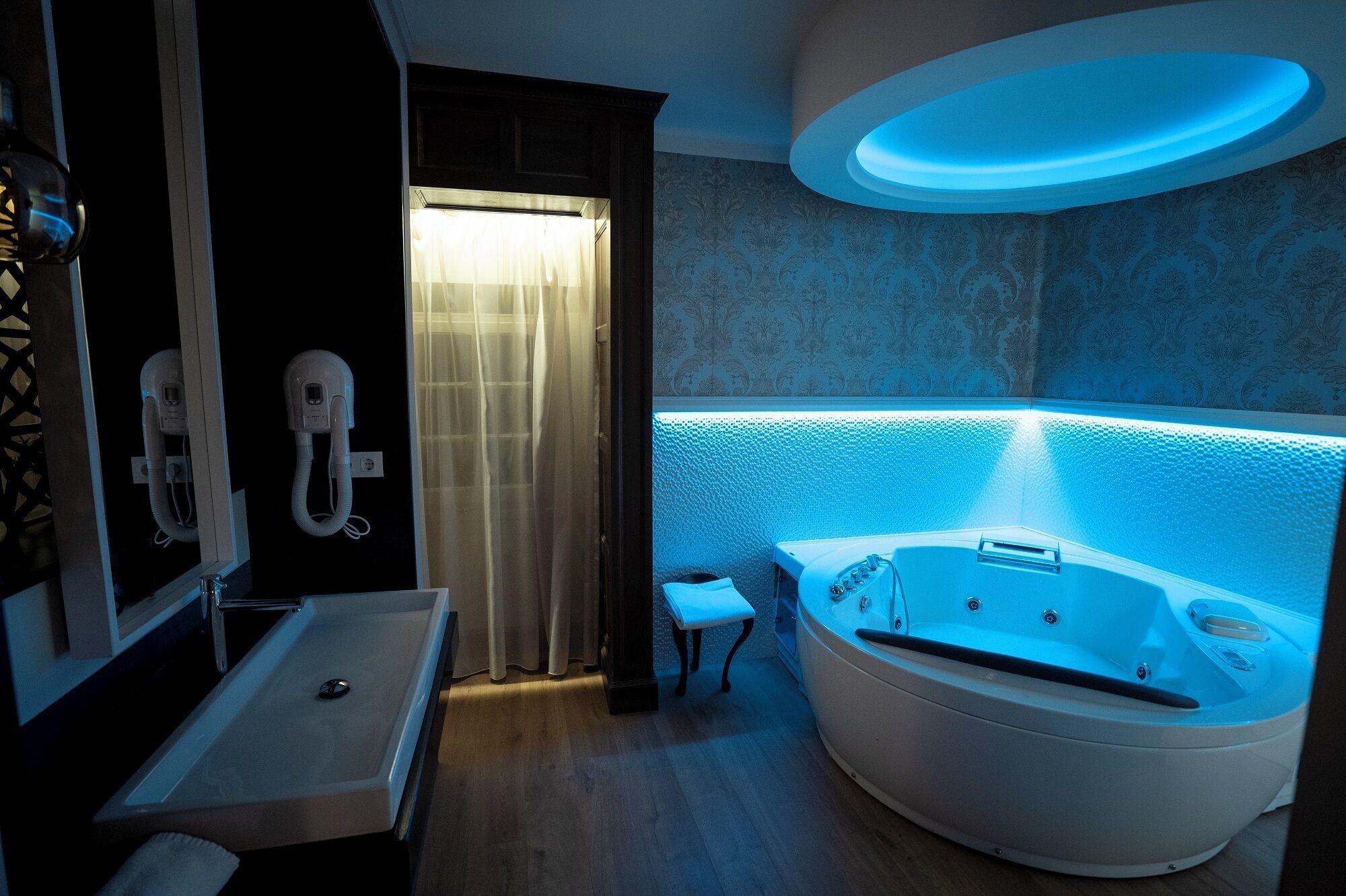 Un bagno moderno con una vasca freestanding, un mobile lavabo con specchio e una zona doccia.