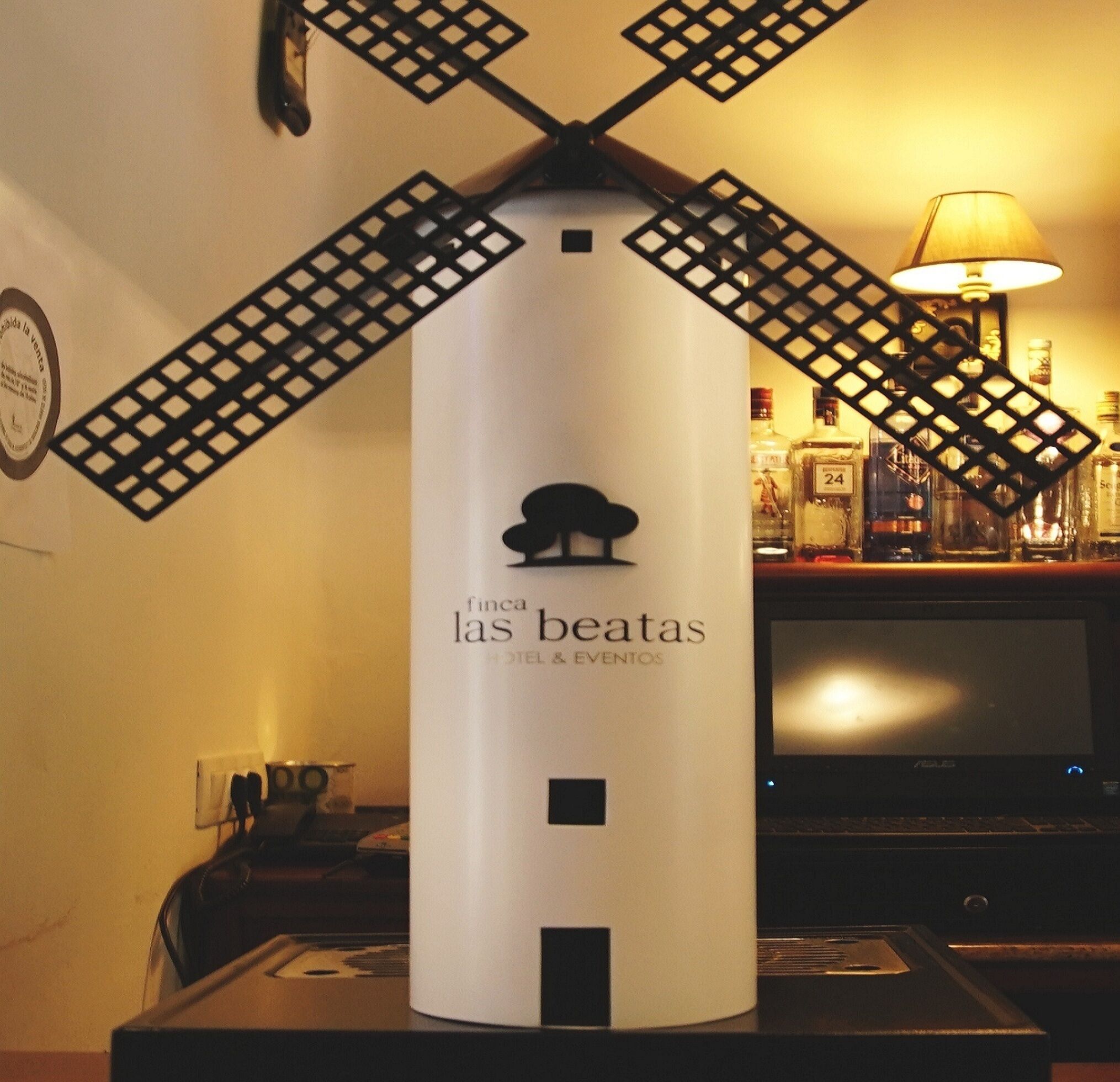 A windmill-shaped object with the text "finca las beatas" and "HOTEL & EVENTOS" on it.