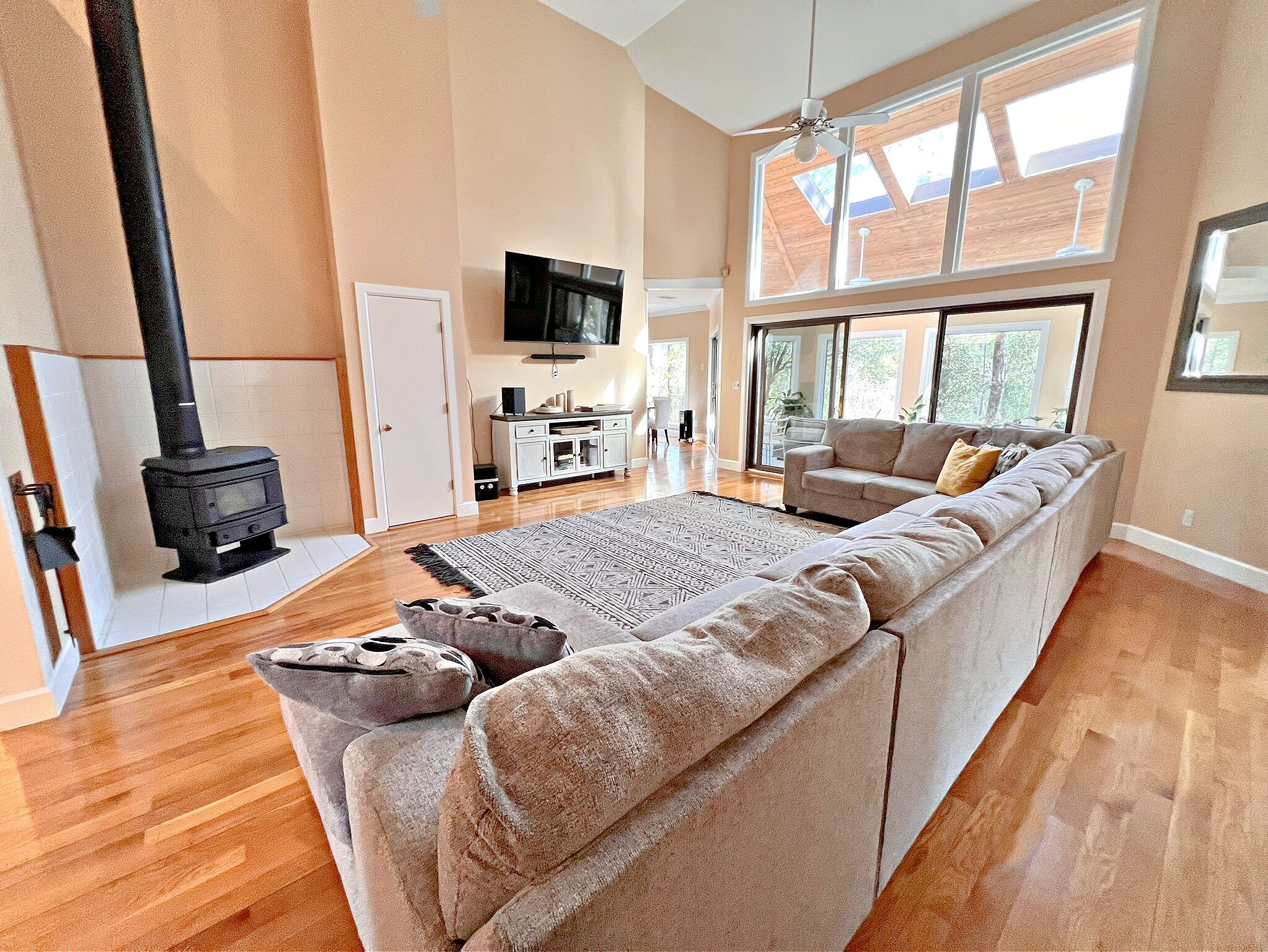 Smart-TV, Kamin, DVD-Player