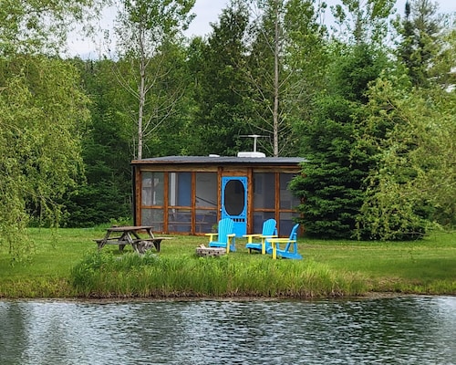 Cozy getaway only 1 hr from Toronto, on a small private lake.