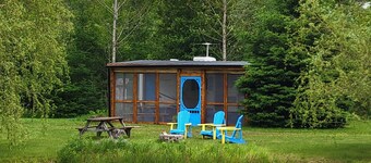 Cozy getaway only 1 hr from Toronto, on a small private lake.