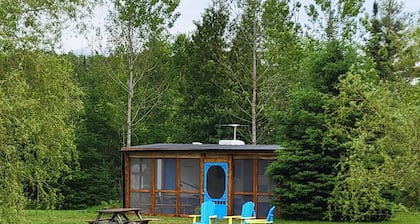 Cozy getaway only 1 hr from Toronto, on a small private lake.