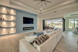 Een smart-tv, een open haard, een kantoor en een computerscherm