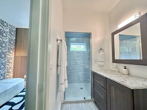 Luksus-villa - byudsigt | Badeværelse | Gratis toiletartikler, hjemmesko, håndklæder, Sæbe