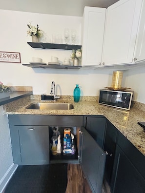 Fridge, microwave, oven, stovetop - COLORADO GUEST HOUSE CLOSE TO RED ROCKS, MOUNTAINS, & MINUTES FROM DENVER CITY (Lakewood)