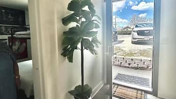 2 soveværelser, pengeskab på værelset, skrivebord, strygejern/strygebræt