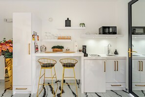 Frigobar, micro-ondas, cooktop, máquina de café expresso
