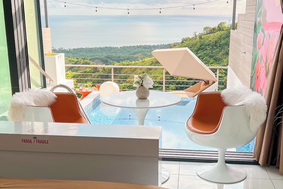 Memory foam beds, in-room safe, free WiFi