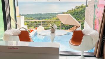 Memory foam beds, in-room safe, free WiFi