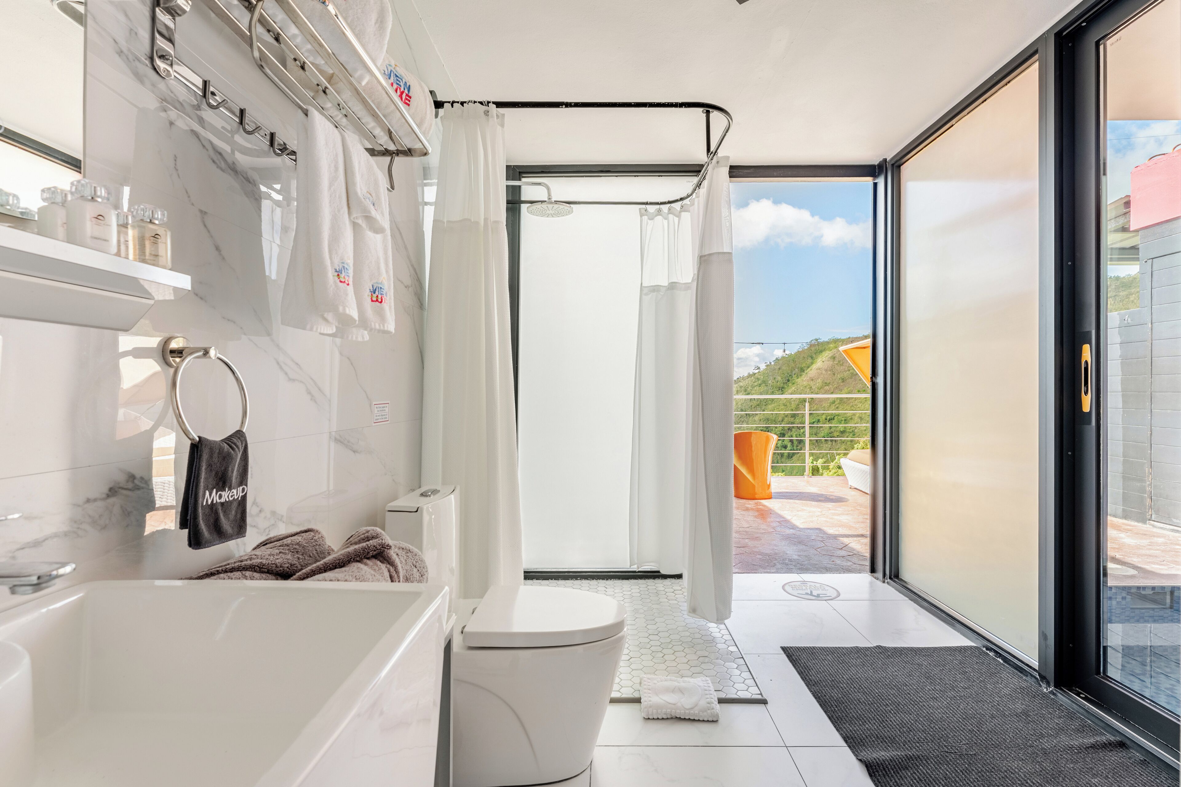 Campo Suite | Private & Heated pool | Accessibility | Bathroom | Rainfall showerhead, hair dryer, bathrobes, towels