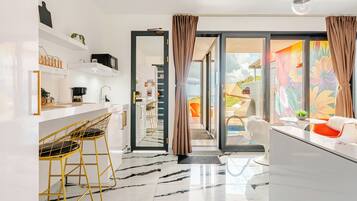 Campo Suite | Private & Heated pool | Accessibility | مطبخ خاص | ثلاجة صغيرة، ميكروويف، موقد طهي مسطح، ماكينة لصنع الإسبريسو