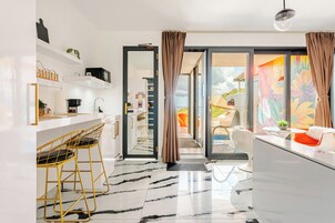 Campo Suite | Private & Heated pool | Accessibility | Cocina privada | Máquina de café espresso, frigorífico pequeño y microondas