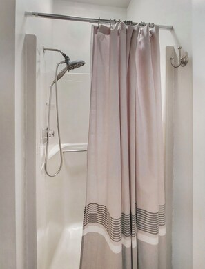 Haartrockner, Handtücher, Seife, Shampoo