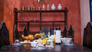 A dining table set with various dishes, a coffee pot, and a tea pot. - Pousada e Hostel Andarai (Andaraí)