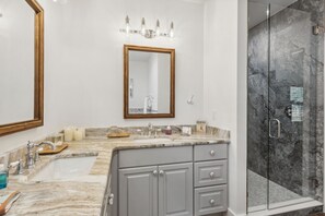 Douche, séchoir à cheveux, serviettes fournies, savon