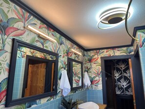 Chuveiro, banheira de hidromassagem, secador de cabelo, toalhas de banho