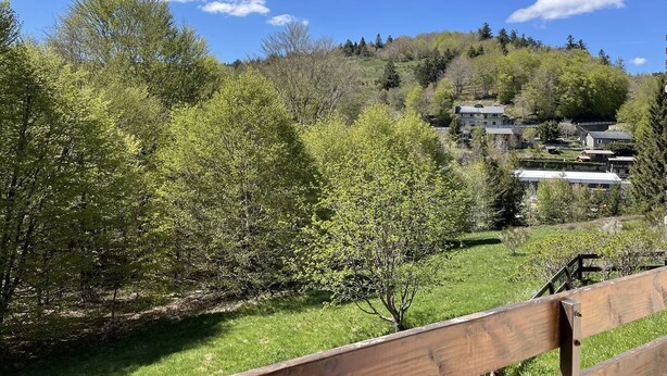 A hillside view of a residential area with houses and lush greenery. - Studio le Coquelicot (L ESPEROU)