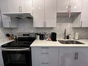 Kühlschrank, Mikrowelle, Ofen, Herdplatte