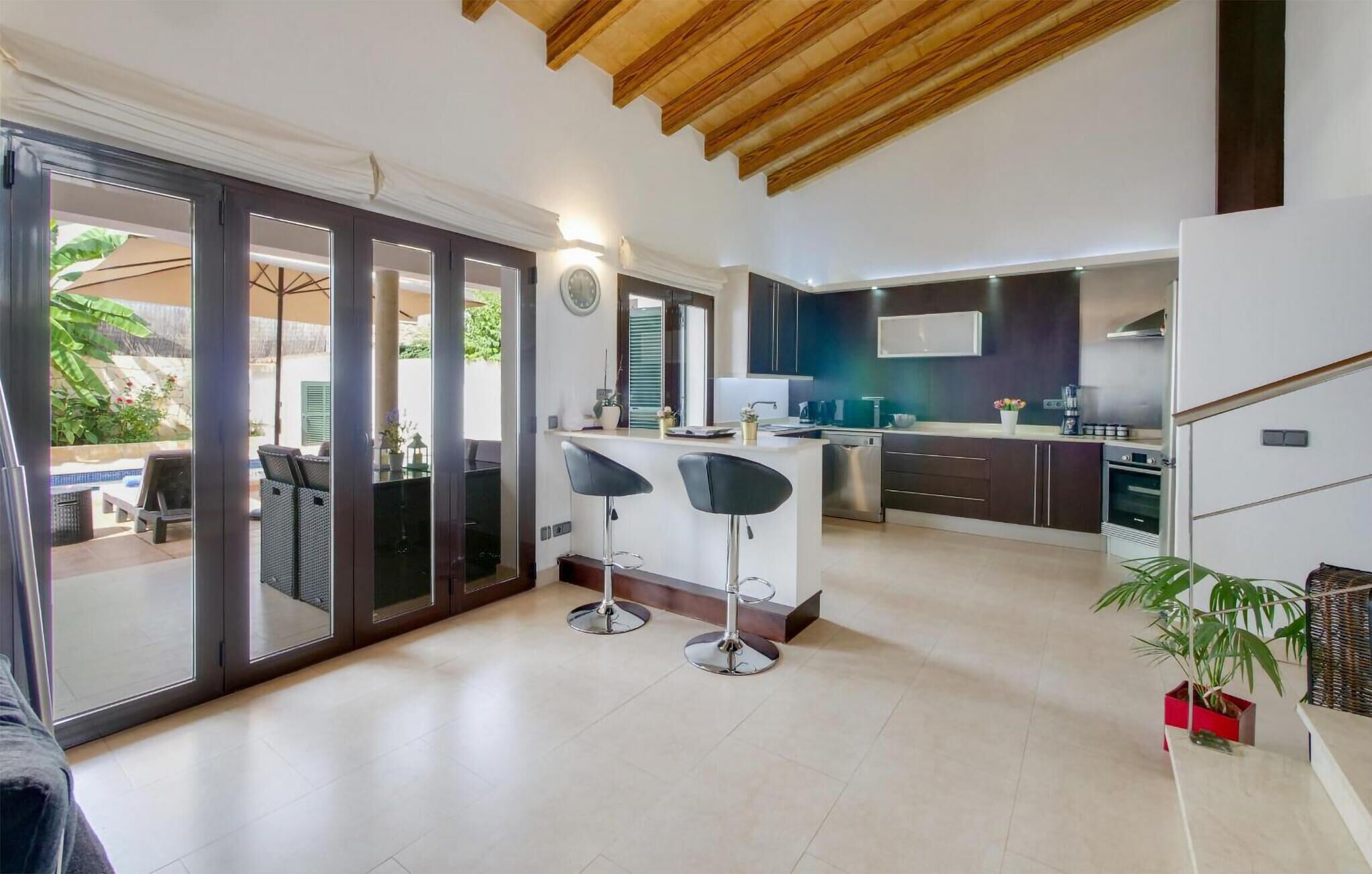 Een koelkast, een kookplaat, een vaatwasser