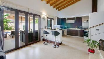 Een koelkast, een kookplaat, een vaatwasser