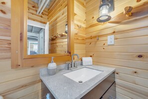 Shower, hair dryer, towels - Noble Cottage : The Ultimate Summer Escape – Book Your Stay Today! (Kalkaska)