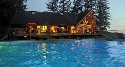 Opulent Oaks Chalet