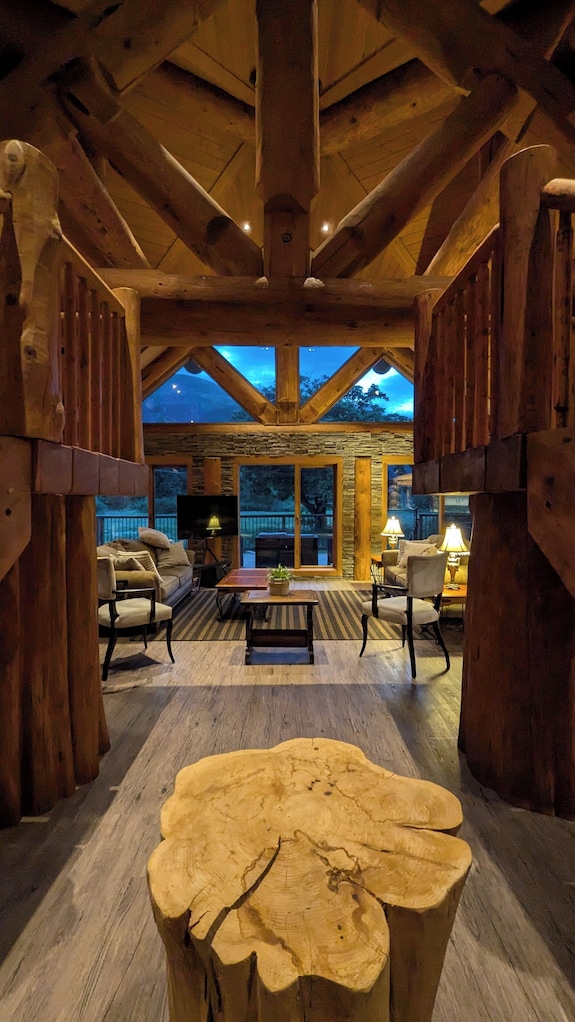 Opulent Oaks Chalet - British Columbia