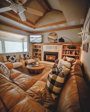 Älytelevisio, takka, kirjoja